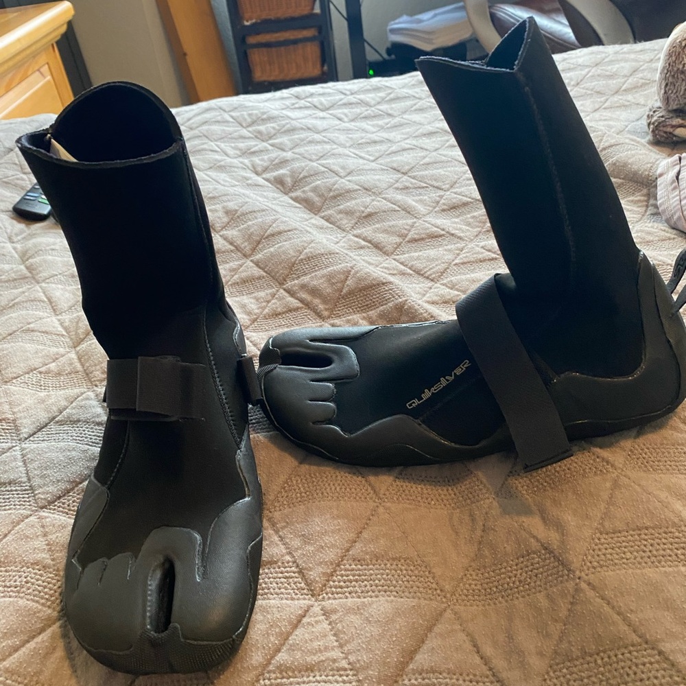 Quicksilver surf booties
